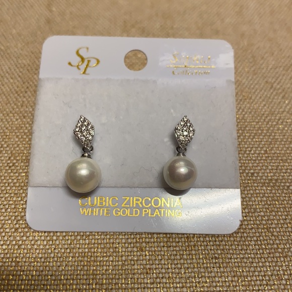 Two pairs pearl earrings. Perfect for brides - Picture 2 of 3